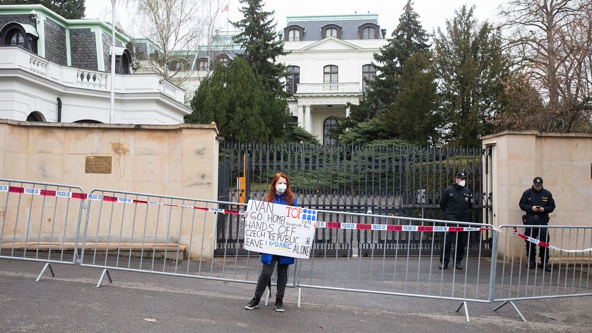 Nejen vyhoštění diplomaté opustili Česko. Rusko v tichosti stáhlo dalšího agenta